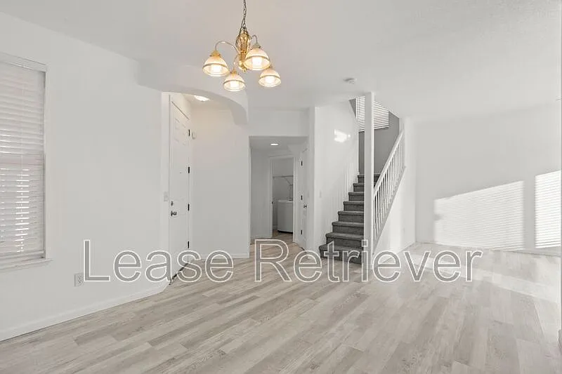 4 bed, 2.5 bath, 1926 sqft, $2,200 — Photo 2