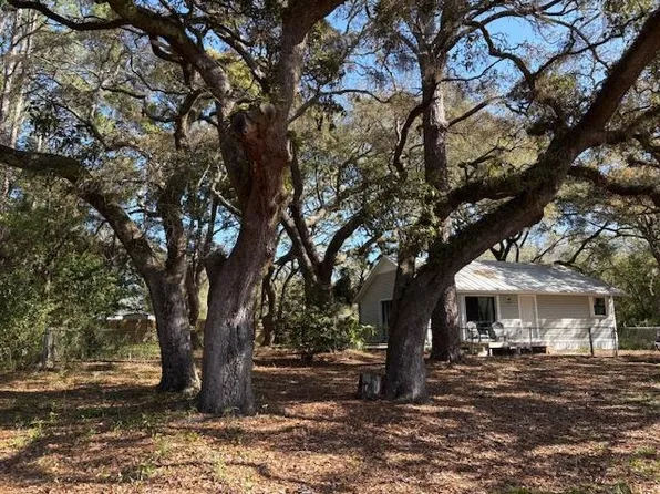 12 Lake Essay Dr, Panacea, FL 32346