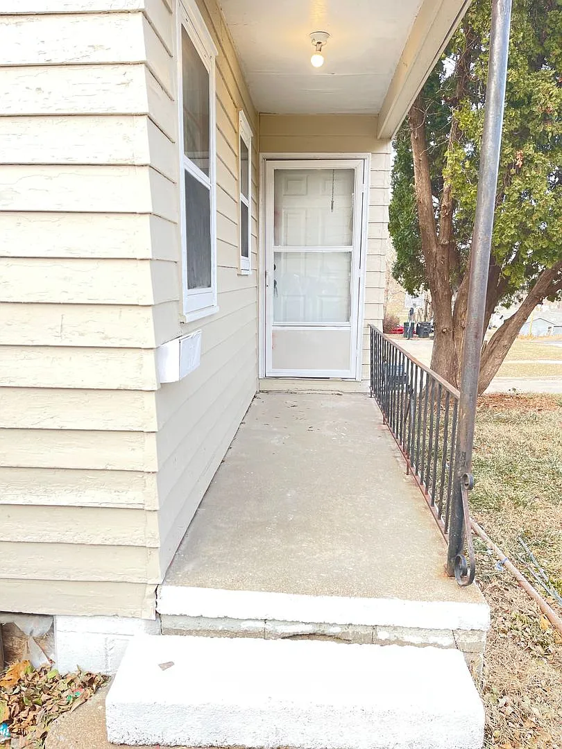 Moving Special - Nicely Updated 3 Bedrooms 1 Bathroom With Off Street Parking — Photo 2