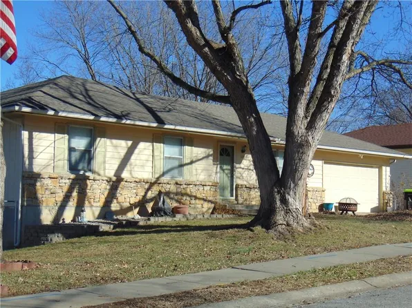 1104 Halsey Ter, Harrisonville, MO 64701