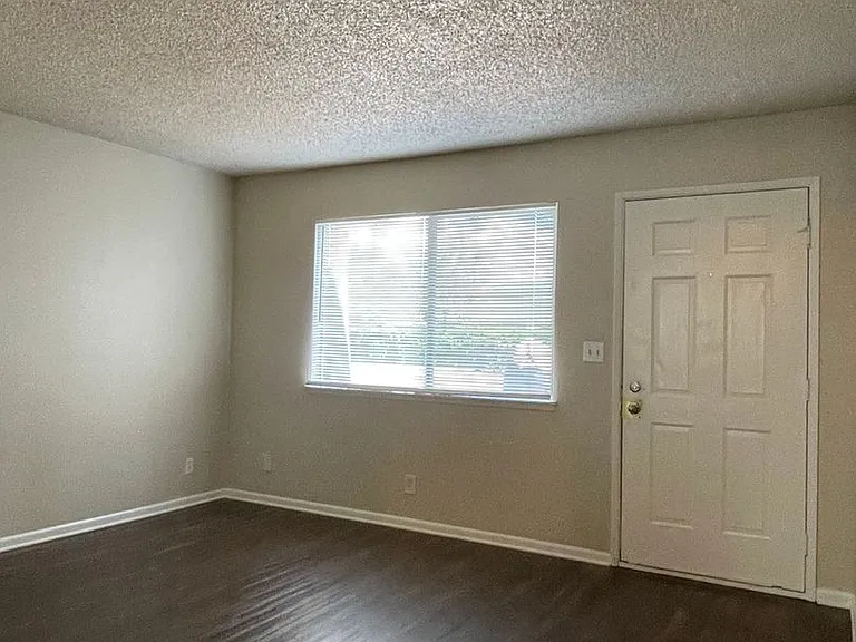 1295 Downard Ln — Photo 2