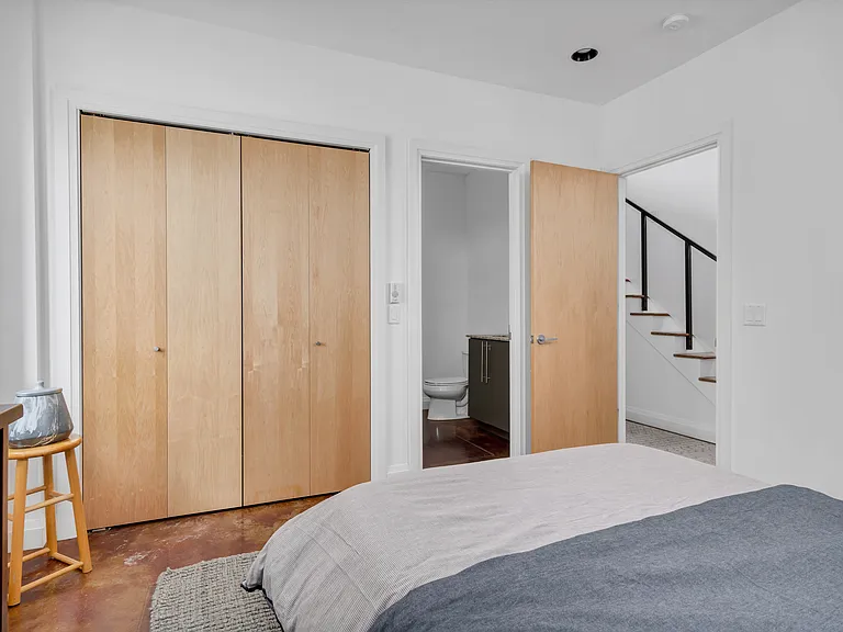 334 Van Buren St — Photo 32