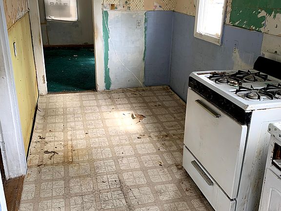 side room 7' x 15'6"