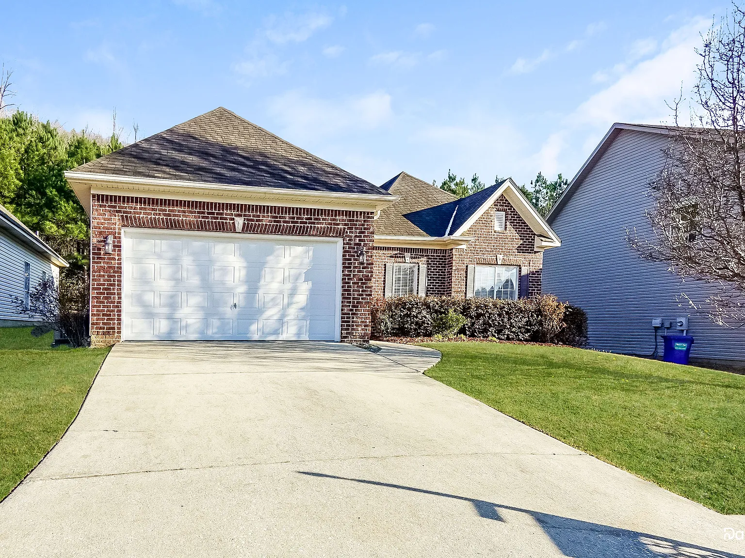 3 bed, 2.0 bath, 1307 sqft, $2,060 — Photo 2