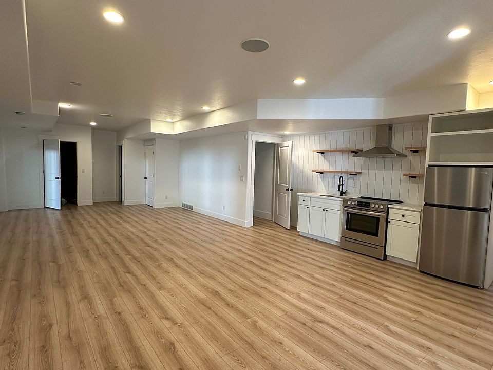 1st image of 930 W 3070th St N