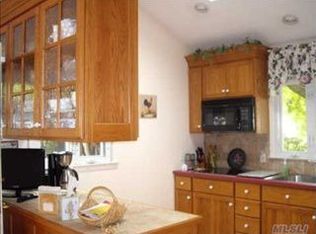 18 Evelyn Ln, Syosset, NY 11791