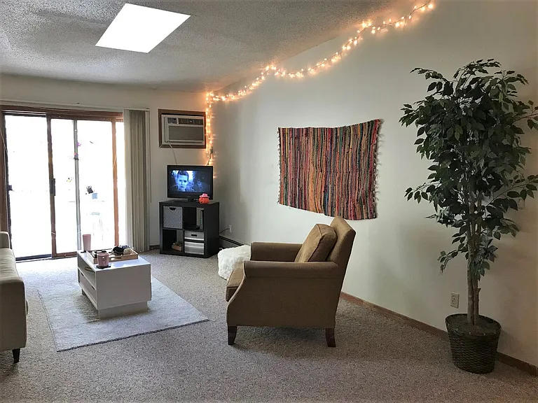 1122 N Dubuque St — Photo 5