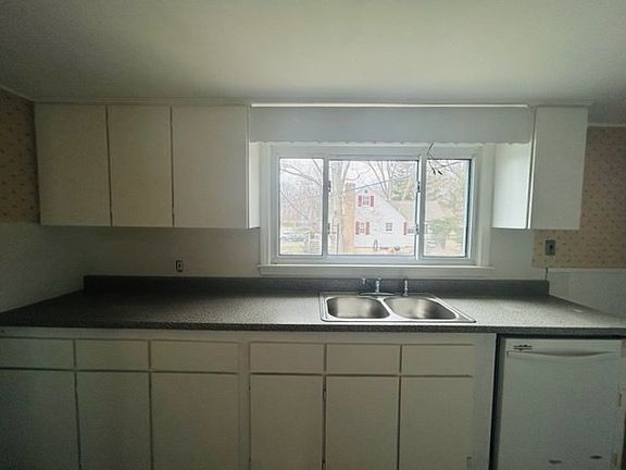 4th image of 332 Commercial St