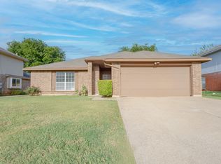 4910 Oak Hollow Dr, Grand Prairie, TX 75052