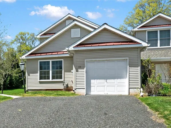 10 Loux Ln W, Sellersville, PA 18960