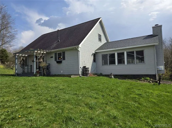 2044 Centerline Rd, Varysburg, NY 14167