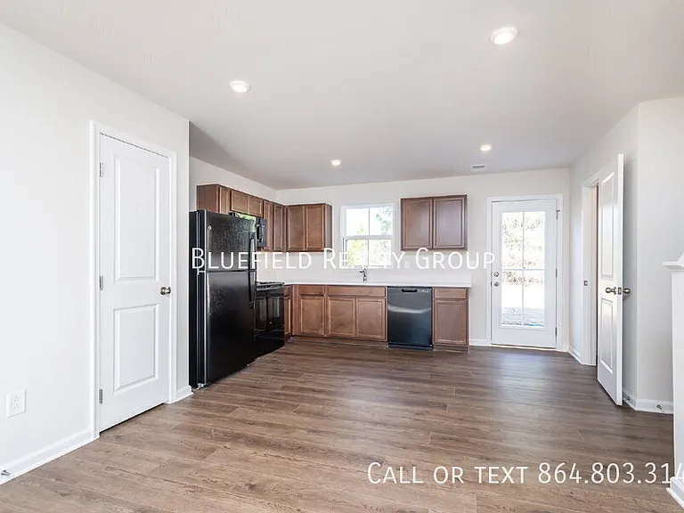 886 Cranbrook Dr — Photo 9