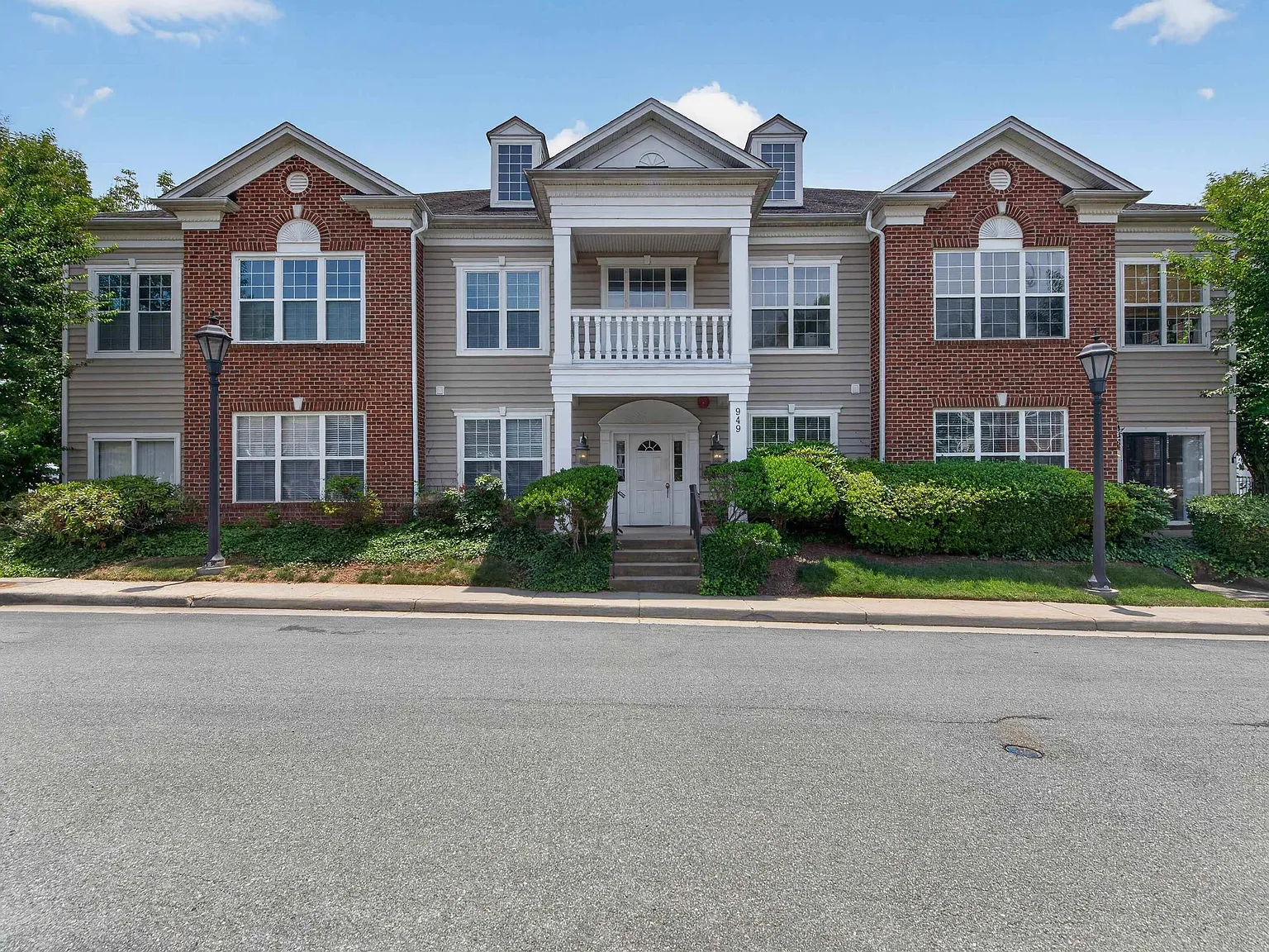 2 bed, 2.0 bath, 1200 sqft, $1,900 — Photo 2