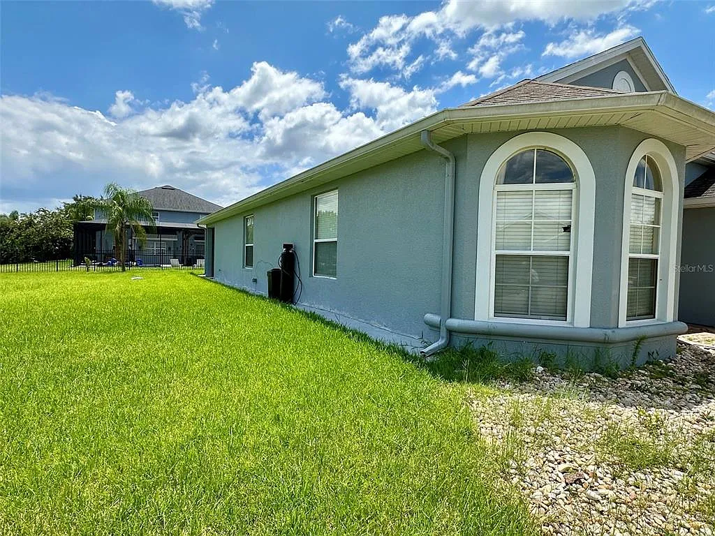 4 bed, 2.0 bath, 1868 sqft, $2,300 — Photo 3