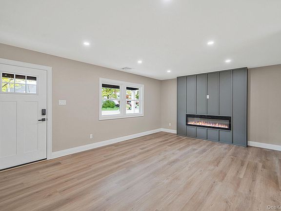 4th image of 41 Winside Lane