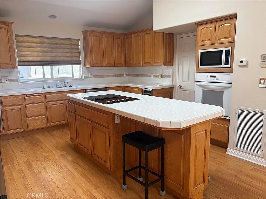 2 bed, 2.5 bath, 1638 sqft, $4,875 — Photo 3