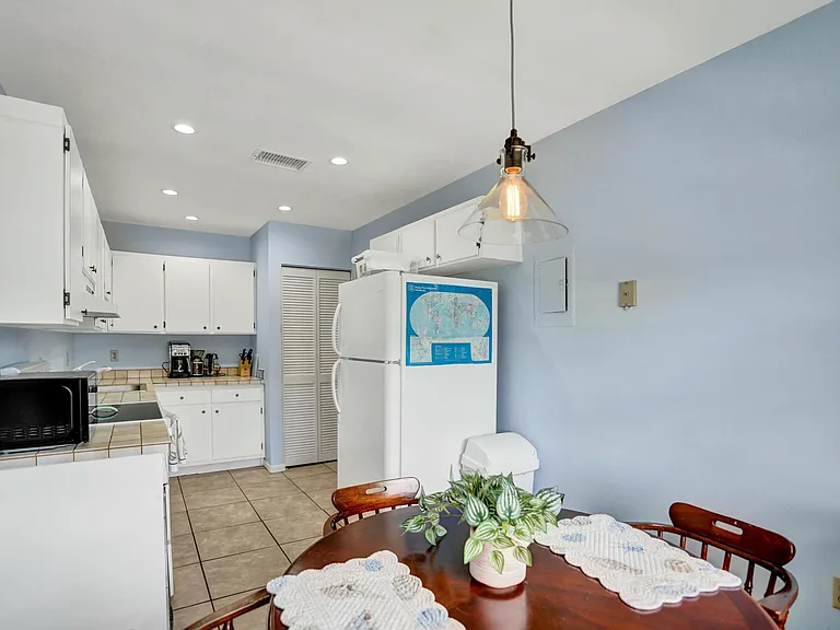 19 Stratford Dr E #F — Photo 8