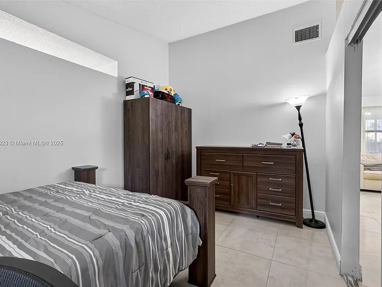 100 Miramar Ave — Photo 19