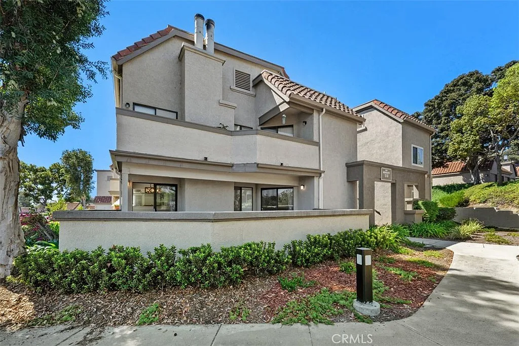 3 bed, 1037 sqft, $4,100 — Photo 2