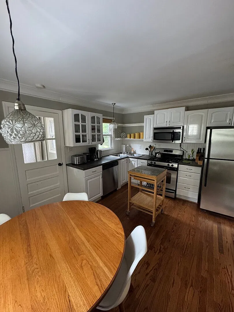 Furnished Downtown Cary haven: cozy standalone cottage on a huge green — Photo 3
