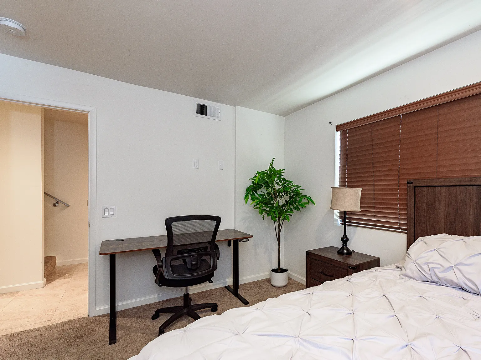 3 bed, 3.5 bath, 1460 sqft, $5,500 — Photo 3