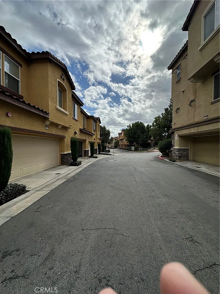 3 bed, 2.5 bath, 1413 sqft, $3,100 — Photo 2