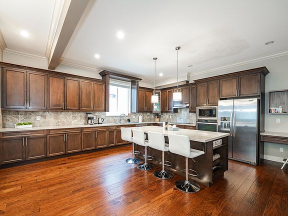 4th image of 1353 Hames Cres