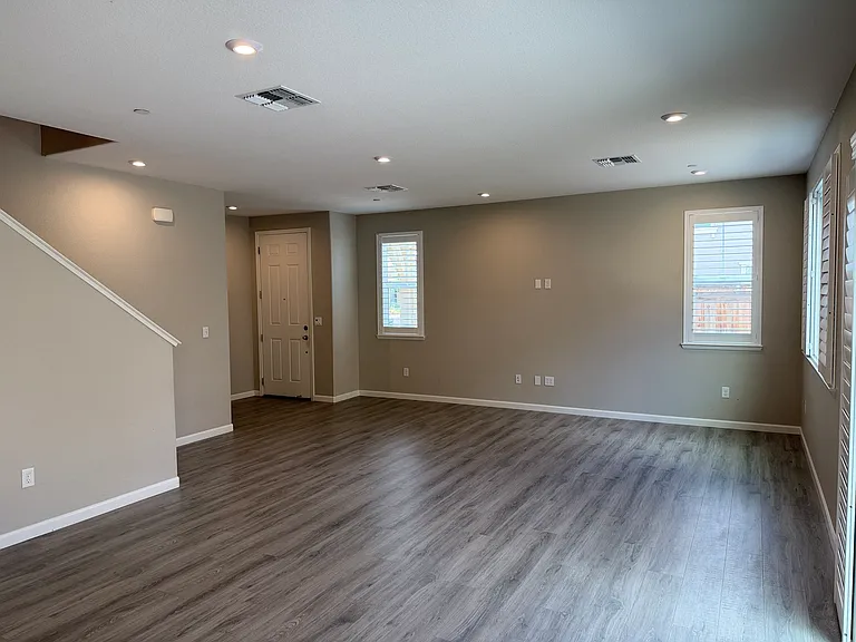 700 Apricot Cir — Photo 10