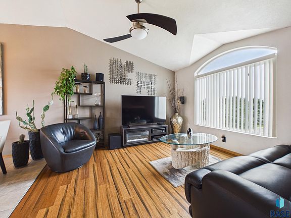 3rd image of 400 Philly Cir