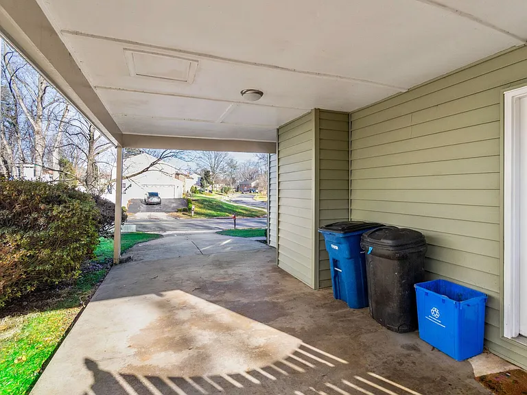 17020 Briardale Rd — Photo 34