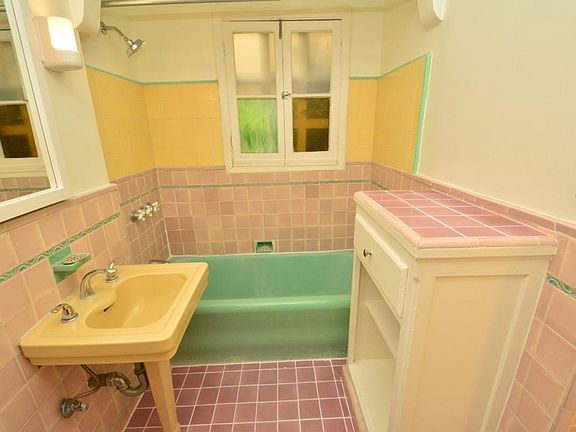 4th image of 511 N Sycamore Ave