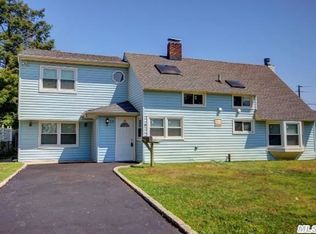 23 Hamlet Rd, Levittown, NY 11756