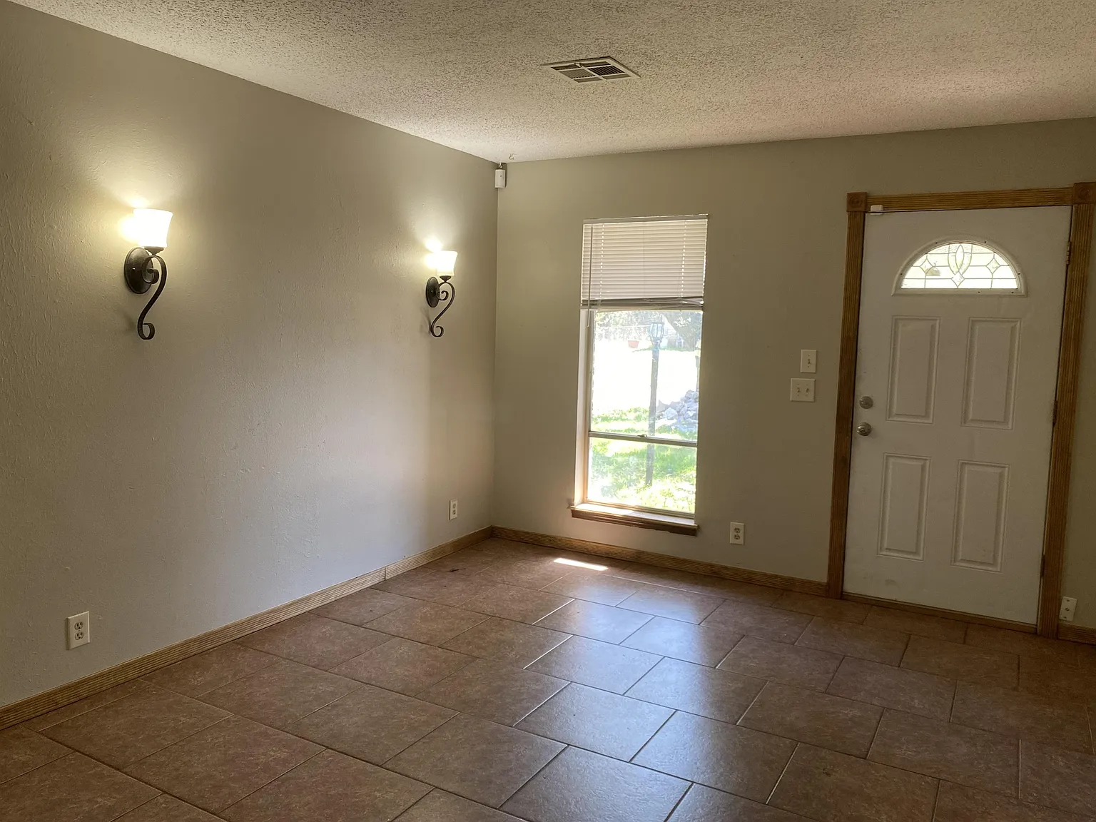 429 E Hillcrest LN - 1 — Photo 3