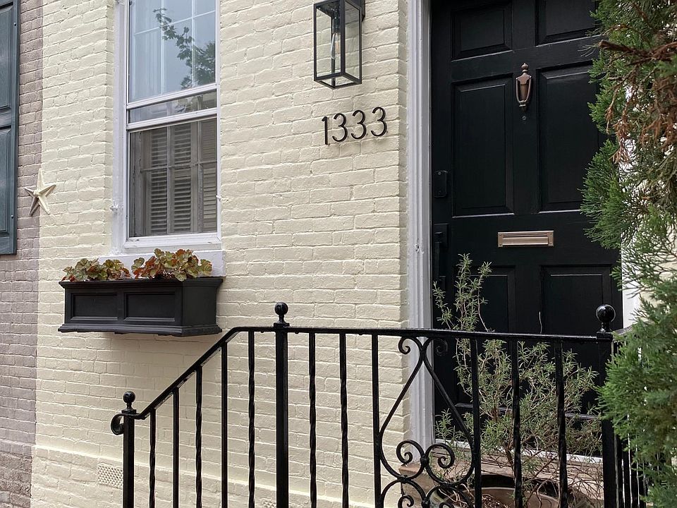 Charming yellow rowhouse