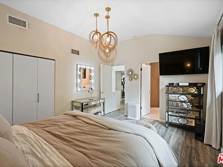 6558 Lasaine Ave — Photo 31