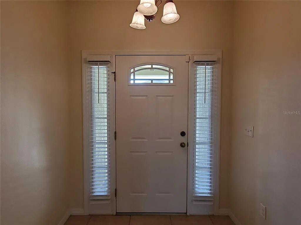 3 bed, 2.0 bath, 1801 sqft, $2,430 — Photo 4