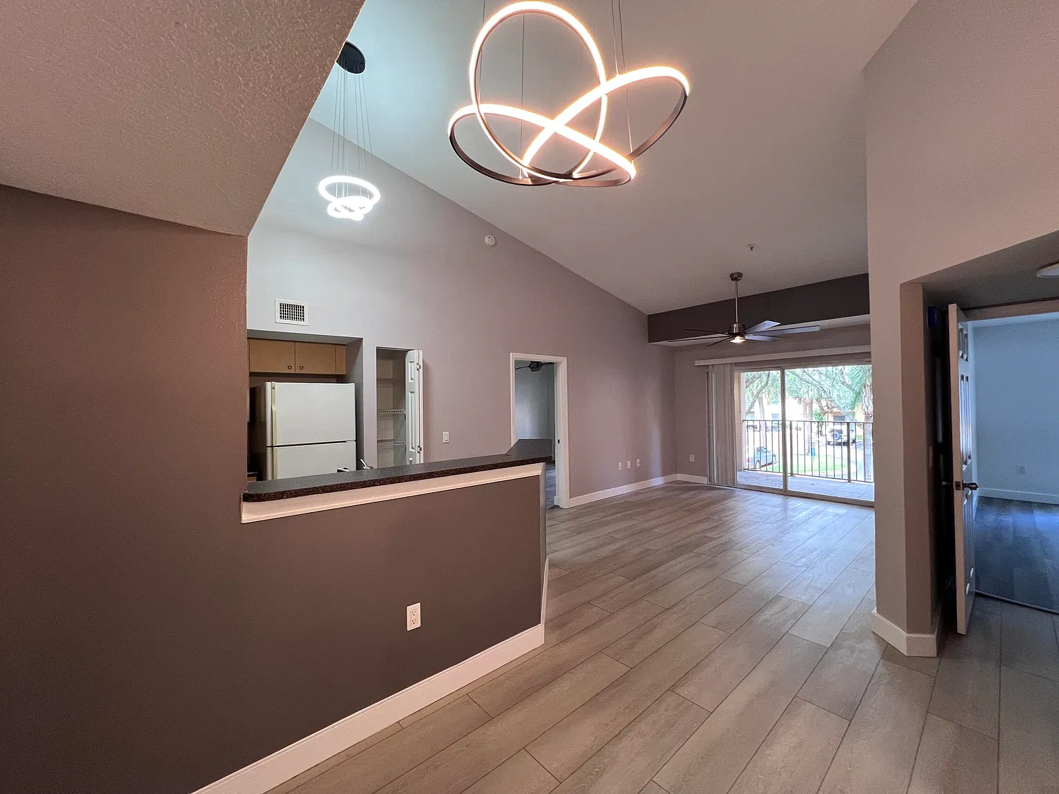 2 bed, 2.0 bath, 1060 sqft, $2,000 — Photo 2