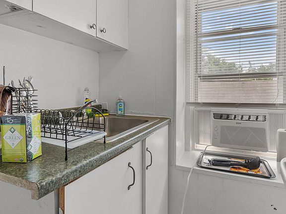 3rd image of 703 N Van Buren St APT 6