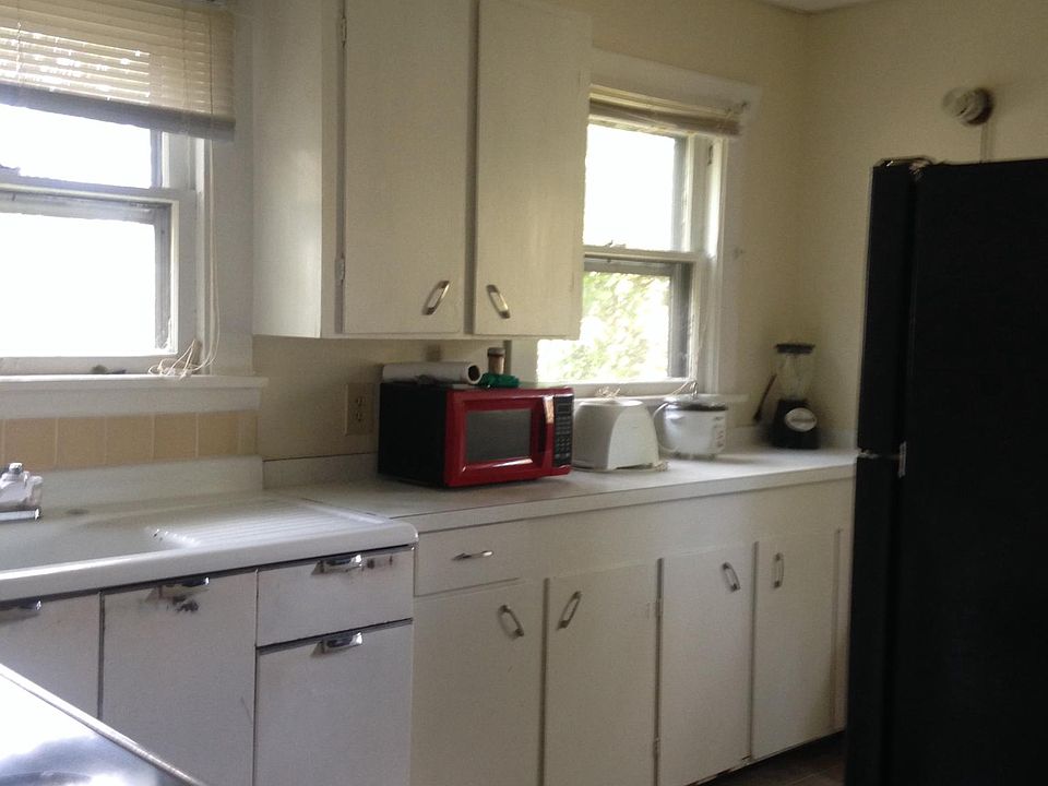 Kitchen (Stove/Fridge included)