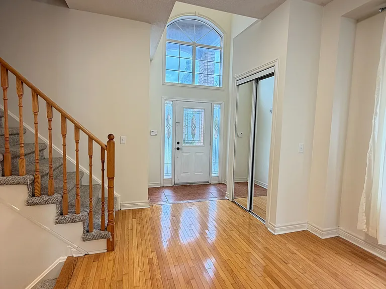 937 Ledbury Cres — Photo 5