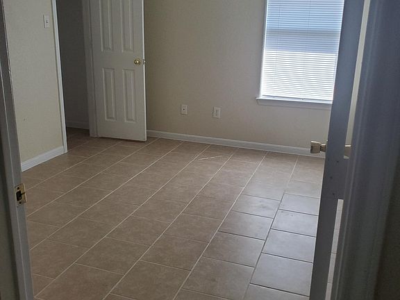 5th image of 2000 Charleston Ct APT B