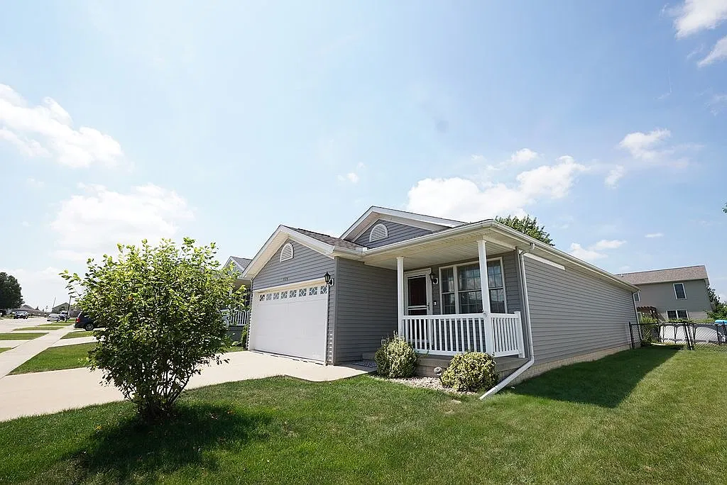 3 bed, 2472 sqft, $2,190 — Photo 2