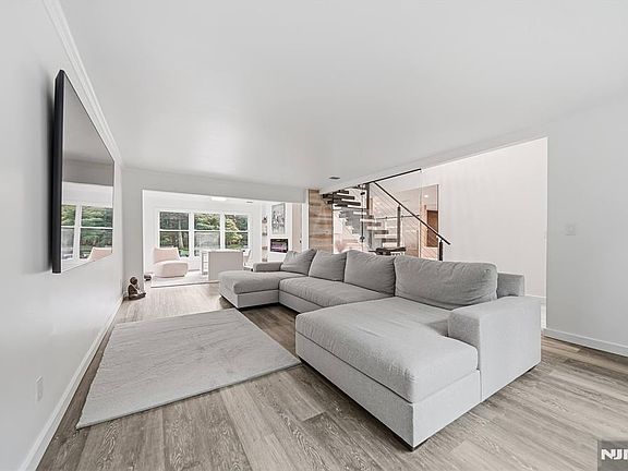 5th image of 8 Airmont Avenue
