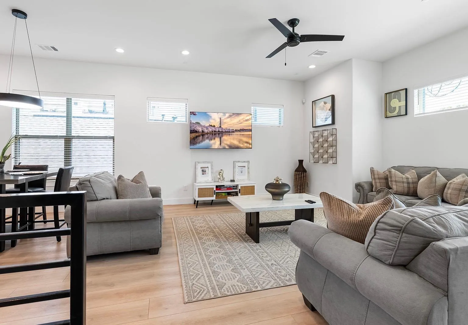 3 bed, 3.5 bath, 1836 sqft, $3,000 — Photo 2