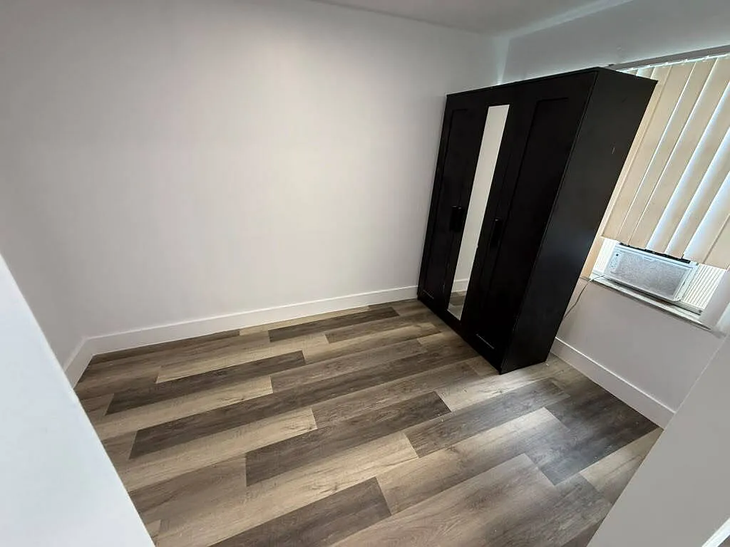Affordable 2-Bedroom Apartment Near Downtown Hollywood & Beach — Photo 3