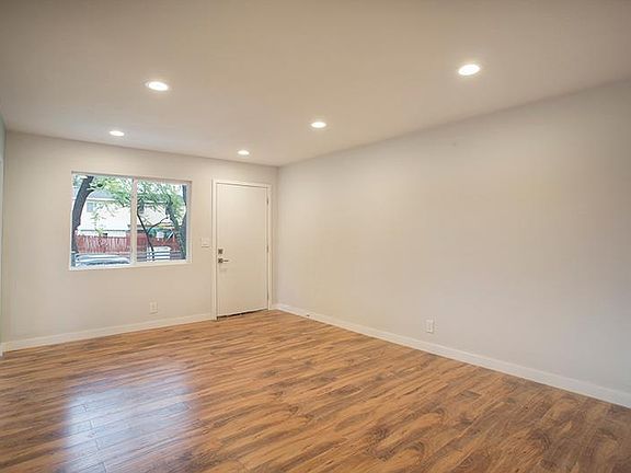 3rd image of 1631 Mentone Ave #2