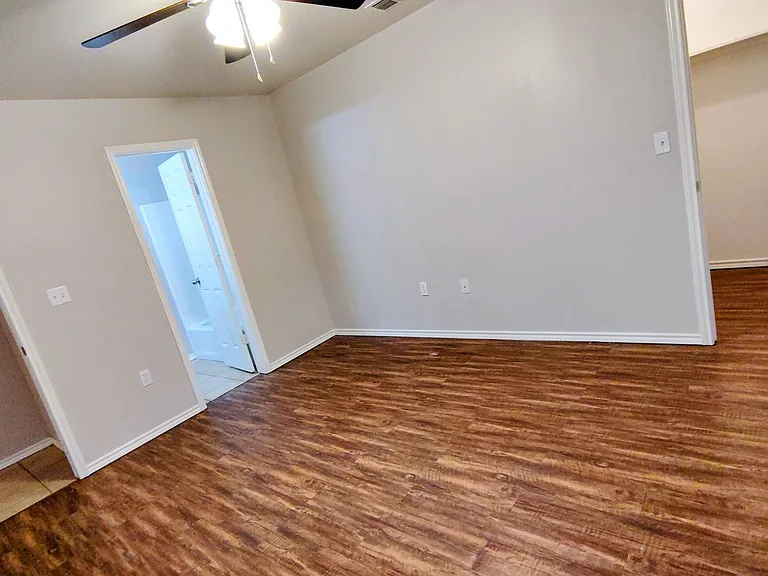 526 N Dover Ave — Photo 3