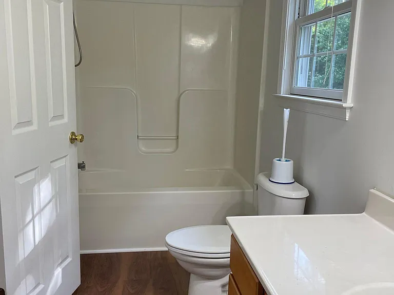 406 Lindenhurst Ct — Photo 21