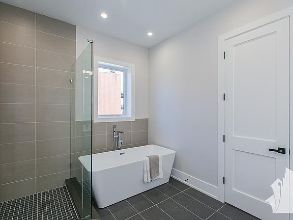 5th image of 2850 W Belmont Ave #33353