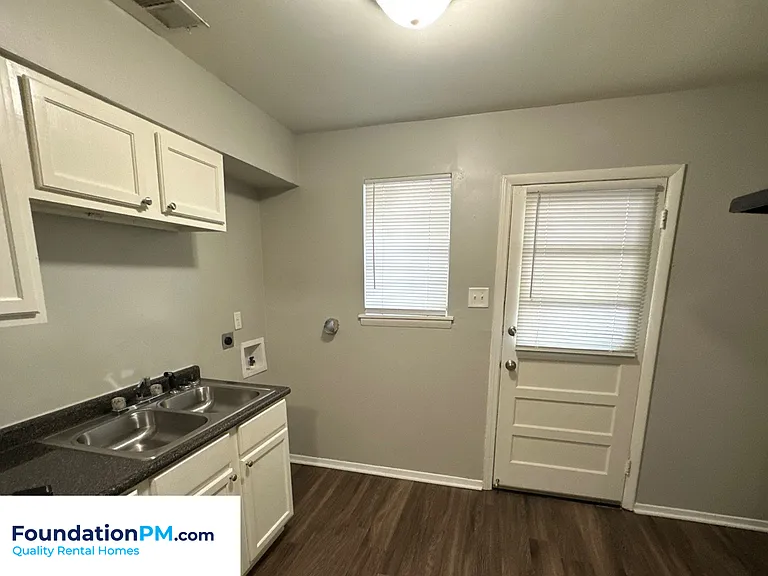 1056 Hudson St — Photo 5